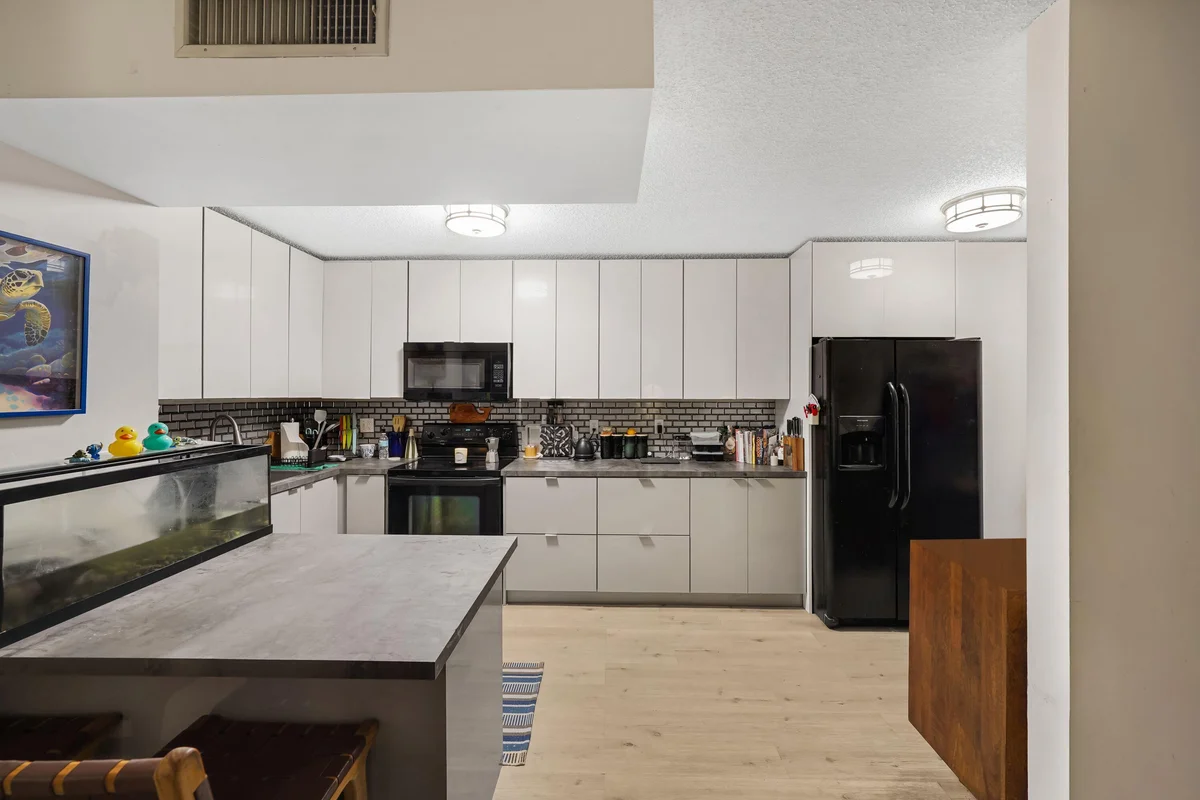 5486 Courtyard Dr, Margate: photo 1 of 31