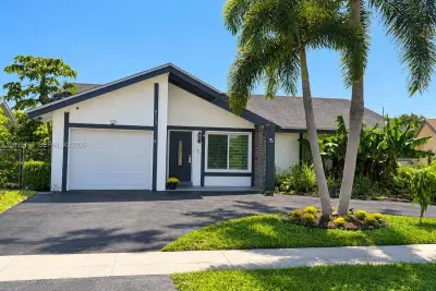 8212 SW 13th St, North Lauderdale: photo 1 of 7
