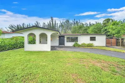 5450 SW 55 Ave, Davie: photo 1 of 37