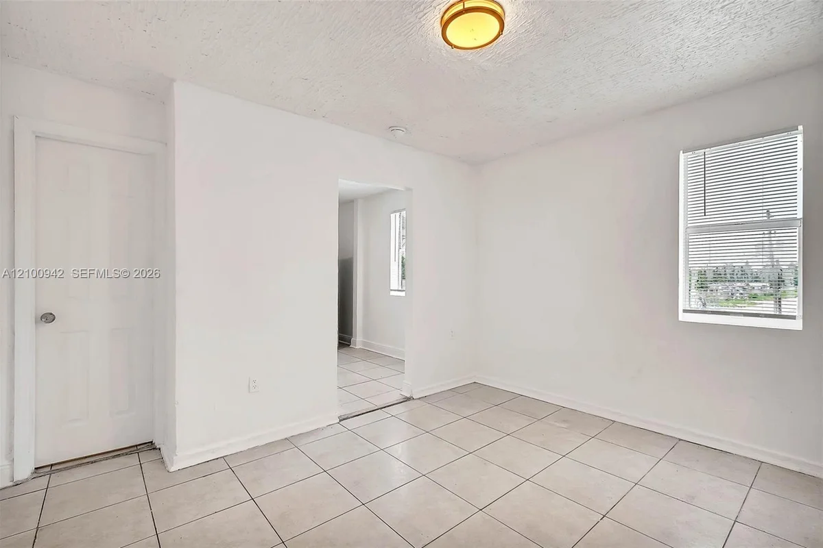50 NW 79th St #11, Miami: photo 1 of 30
