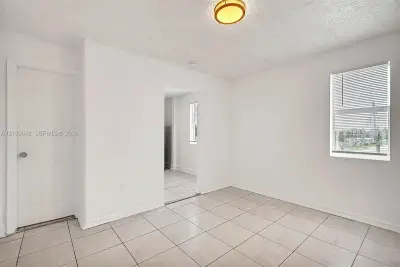 50 NW 79th St #11, Miami: photo 1 of 30