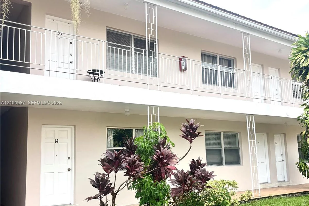 15 Alhambra Cir #16, Coral Gables: photo 1 of 8