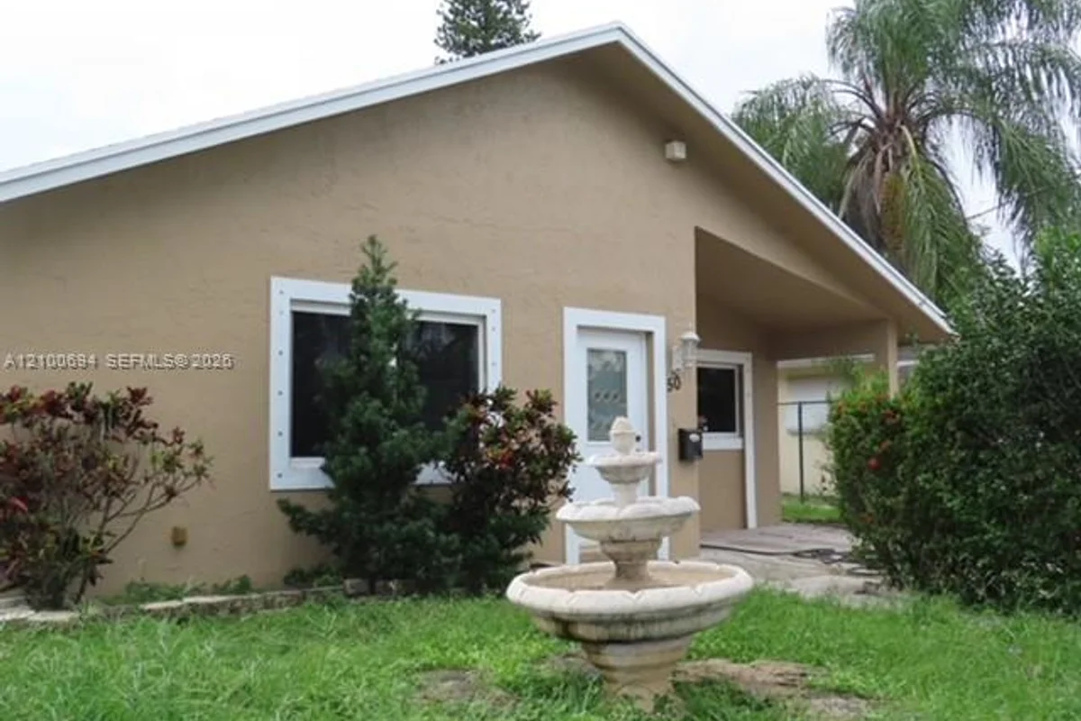 50 SE 11th St, Dania Beach: photo 1 of 14