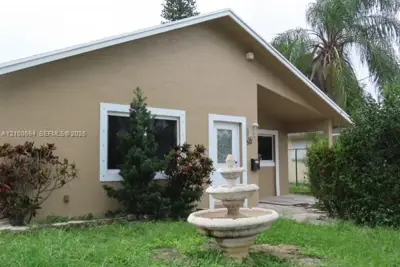 50 SE 11th St, Dania Beach: photo 1 of 14