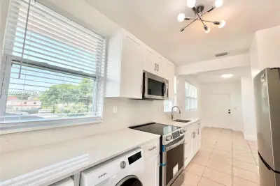 200 NW 17th Ct, Miami: photo 1 of 22