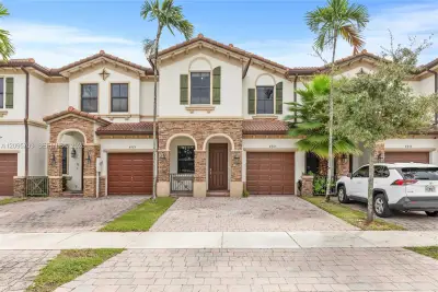 8965 NW 98th Ave, Doral: photo 1 of 55
