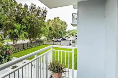 1251 NE 108th St #221, Miami: photo 1 of 17