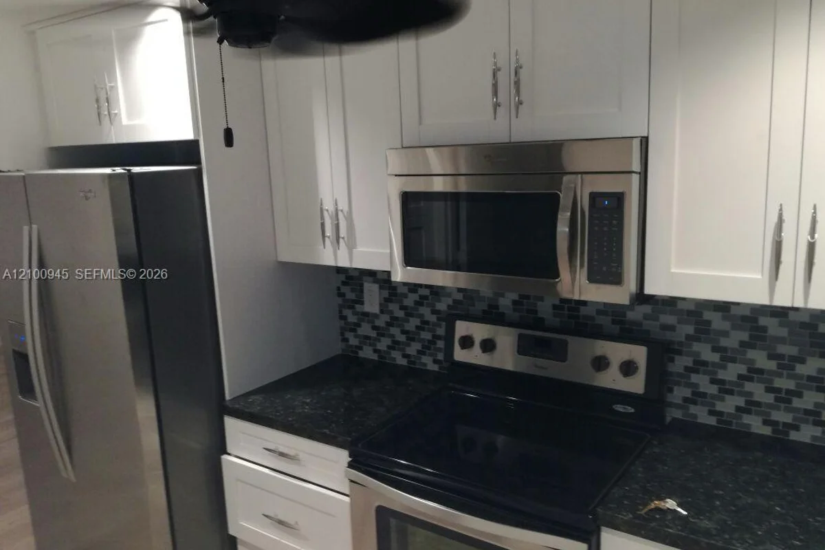 922 NE 199th St #4H, Miami: photo 1 of 14