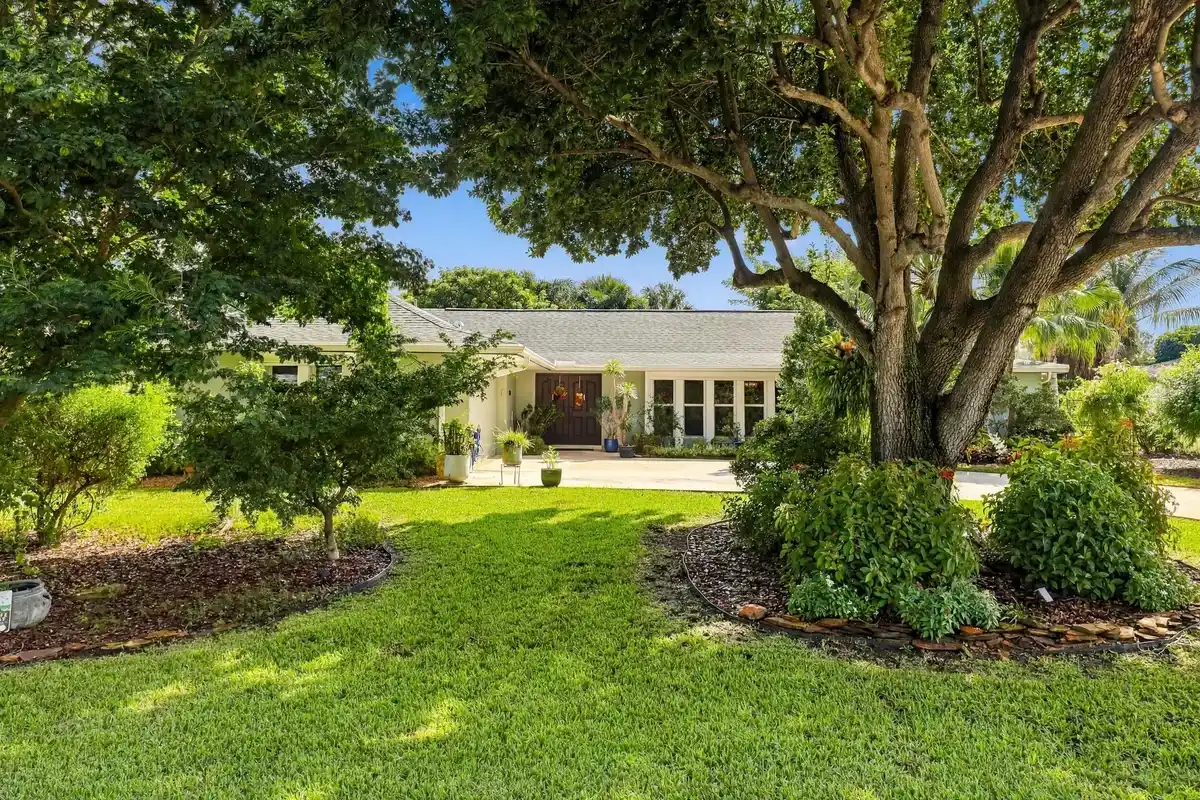 9714 Honeysuckle Ave, Palm Beach Gardens: photo 1 of 41