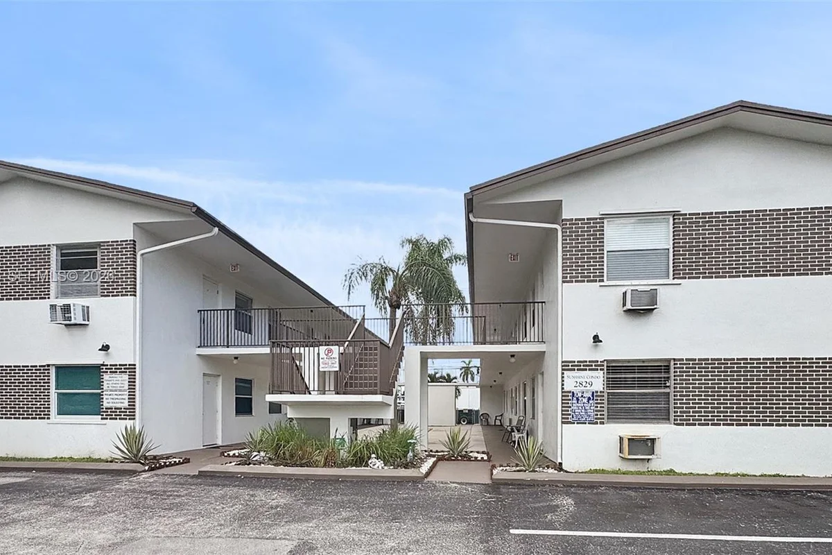 2829 Van Buren St #207, Hollywood: photo 1 of 22