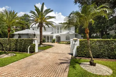 6021 SW 81st St, South Miami: photo 1 of 28