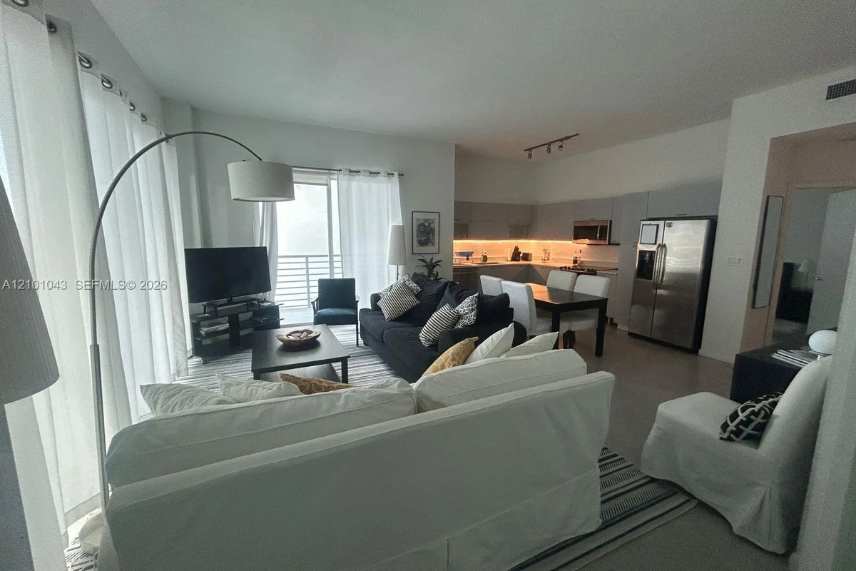 234 NE 3 St #902, Miami: photo 1 of 9