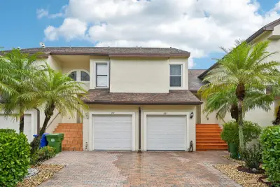 281 SW 95th Ter, Pembroke Pines: photo 1 of 36