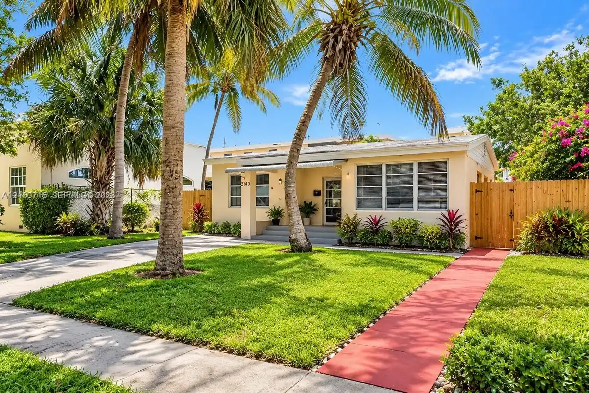 2140 NE 170th St, North Miami Beach: photo 1 of 9