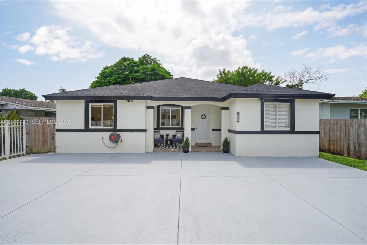 10170 W Fern St, Miami: photo 1 of 17