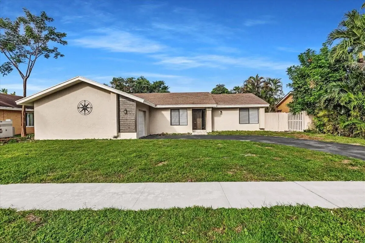 837 SW 56th Ave, Margate: photo 1 of 19