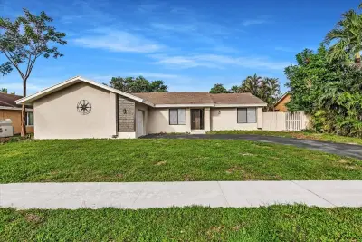 837 SW 56th Ave, Margate: photo 1 of 19