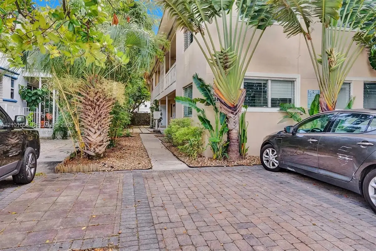 1430 16th St #1, Miami Beach: photo 1 of 40