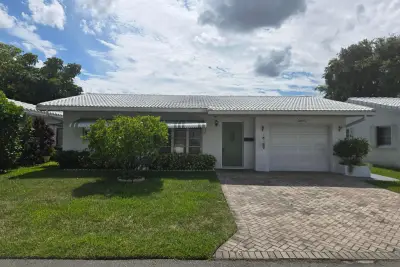5805 NW 83rd Ave, Tamarac: photo 1 of 37