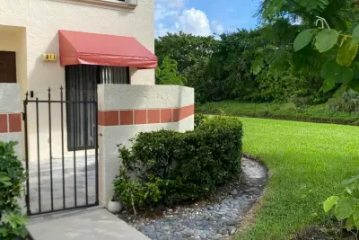 811 Freedom Ct, Deerfield Beach: photo 1 of 23