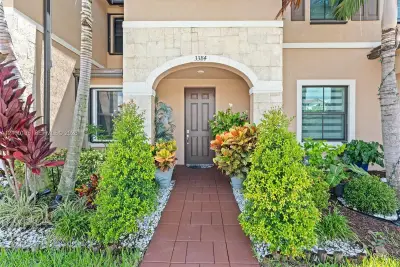 3384 W 106th Ter, Hialeah: photo 1 of 30