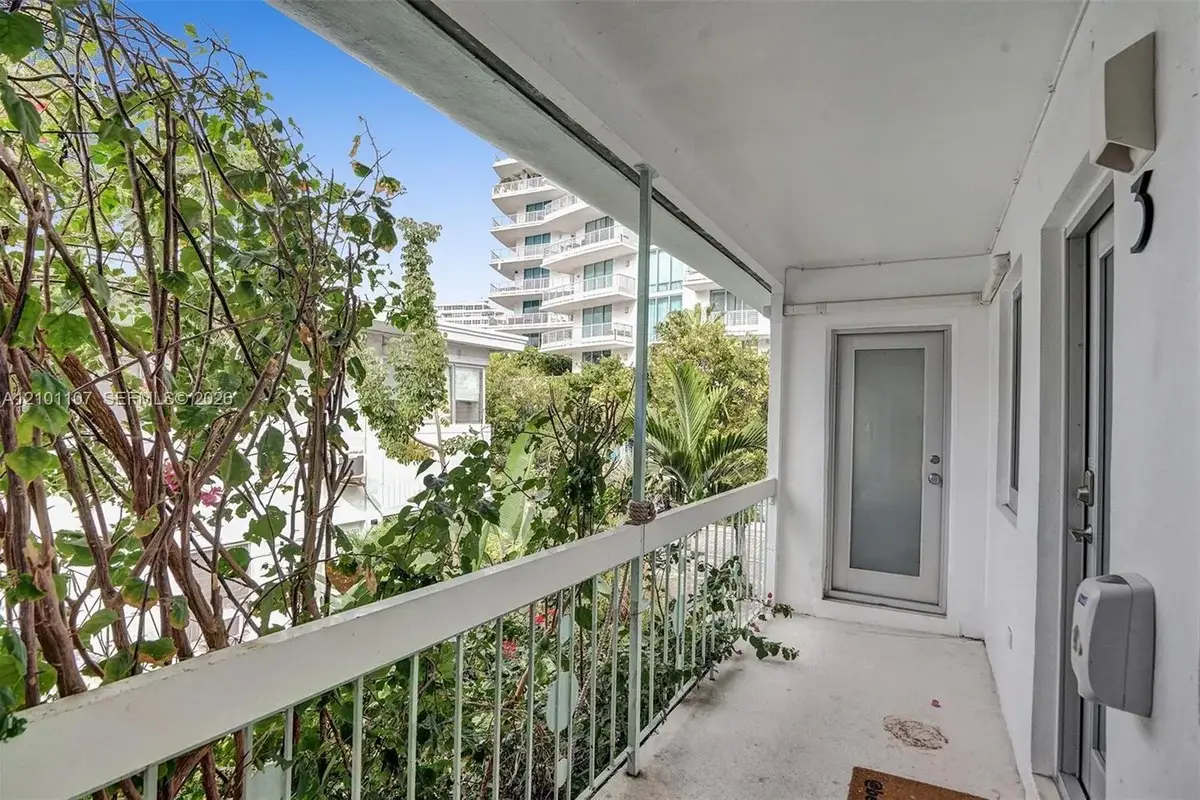 1440 16th St #3, Miami Beach: photo 1 of 37