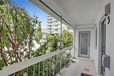 1440 16th St #3, Miami Beach: photo 1 of 37