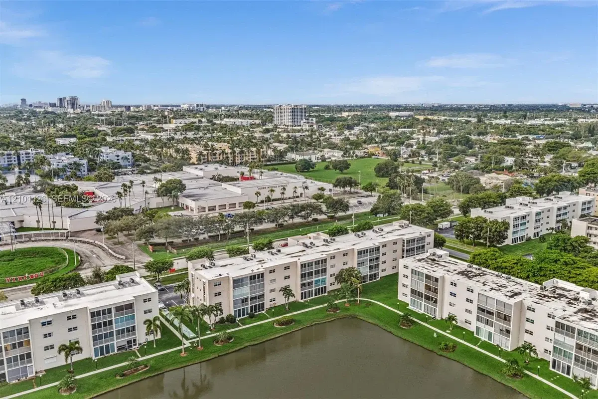 315 SE 11th Ter #203, Dania Beach: photo 1 of 34