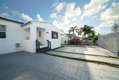 568 E 15th St, Hialeah: photo 1 of 12