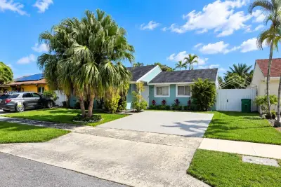 20551 SW 126th Ave, Miami: photo 1 of 18