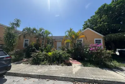 419 3rd Ave S, Lake Worth Beach: photo 1 of 11