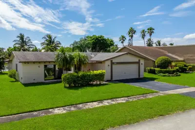 9454 NW 46th St, Sunrise: photo 1 of 10