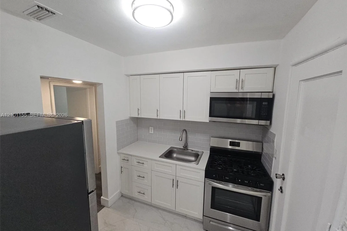7435 Byron Ave #04, Miami Beach: photo 1 of 24