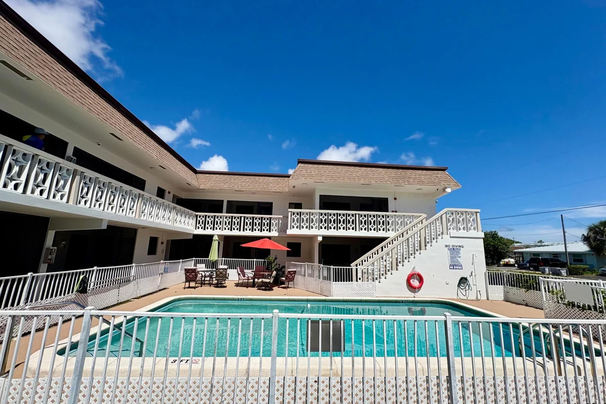305 SE 9th Ave #13, Pompano Beach: photo 1 of 16