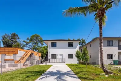 2328 NW 67th St, Miami: photo 1 of 30