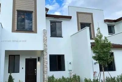 303 NE 208th Ter, Miami: photo 1 of 6