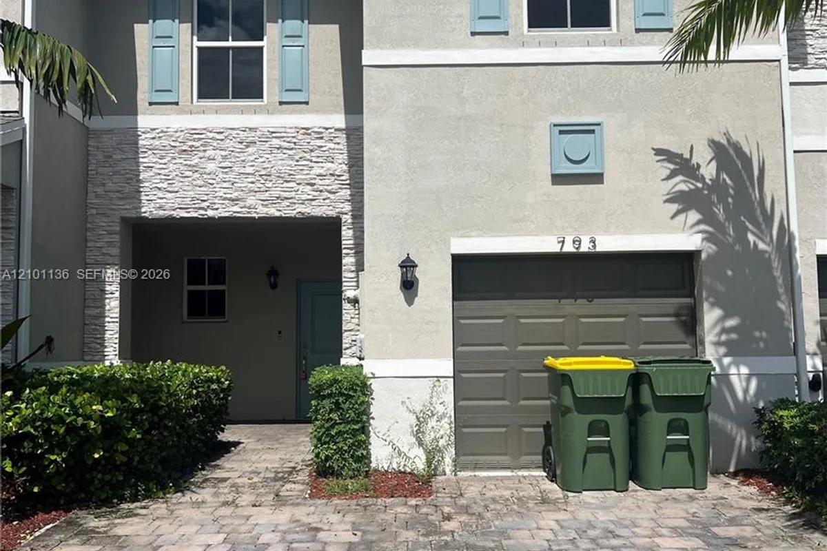 793 SE 19th St, Homestead: photo 1 of 15