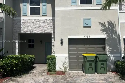 793 SE 19th St, Homestead: photo 1 of 15