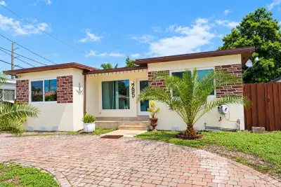 285 NW 48th Pl, Miami: photo 1 of 60