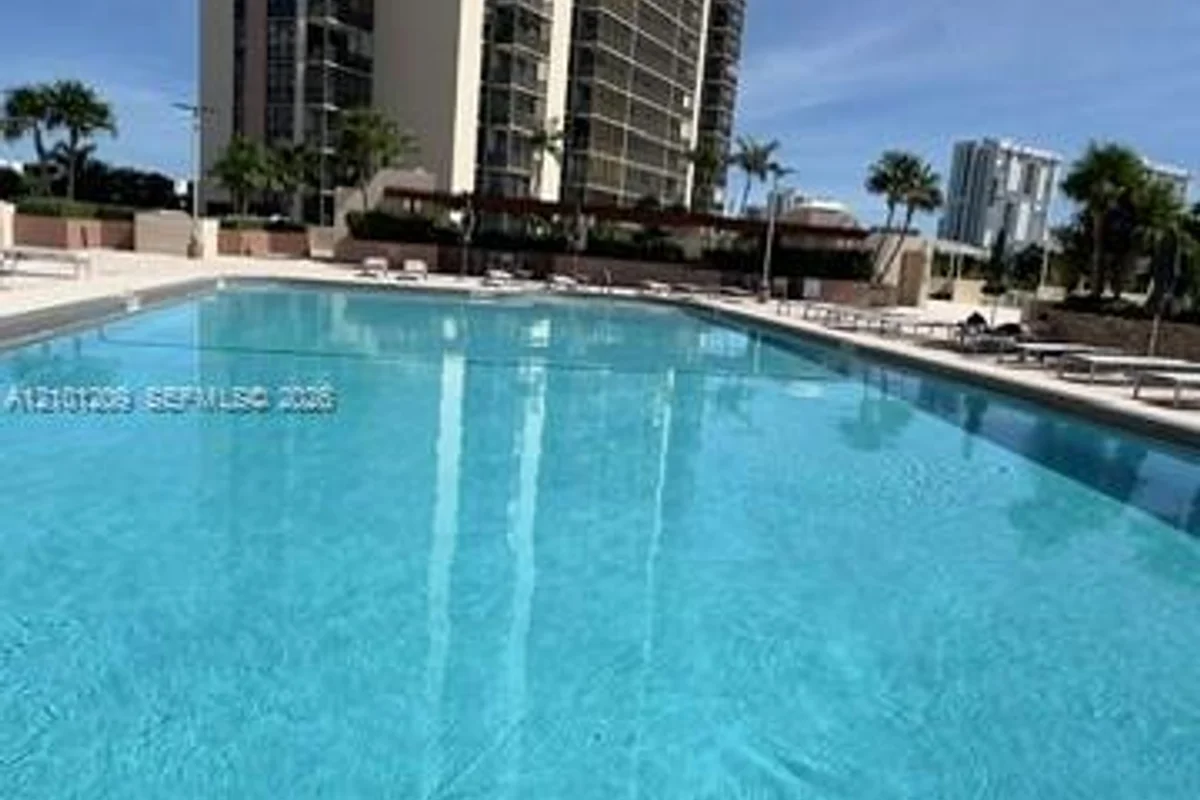 20301 W Country Club Dr #826, Aventura: photo 1 of 21