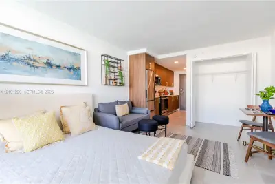 1950 W 49th St #122, Hialeah: photo 1 of 33