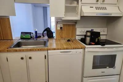 16751 NE 9th Ave #303, North Miami Beach: photo 1 of 8