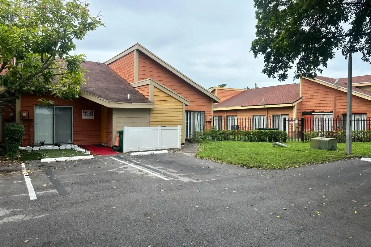 2311 NW 55th Ave, Lauderhill: photo 1 of 8