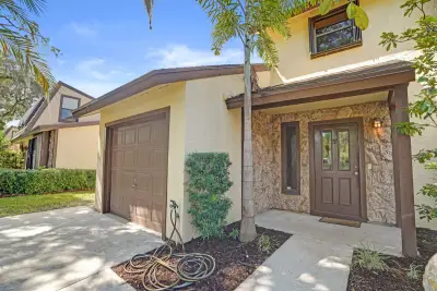 1065 Raintree Ln, Palm Beach Gardens: photo 1 of 29