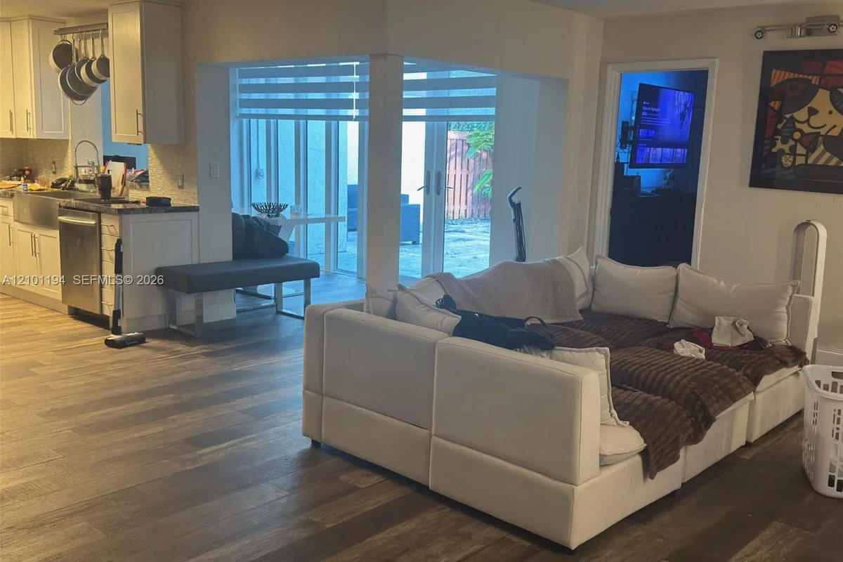 323 Ives Dairy Rd #08, Miami: photo 1 of 4
