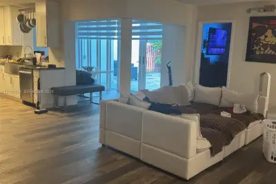 323 Ives Dairy Rd #08, Miami: photo 1 of 4