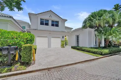3690 NE 199th St, Aventura: photo 1 of 12