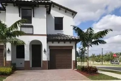 8878 NW 103rd Ave, Miami: photo 1 of 16