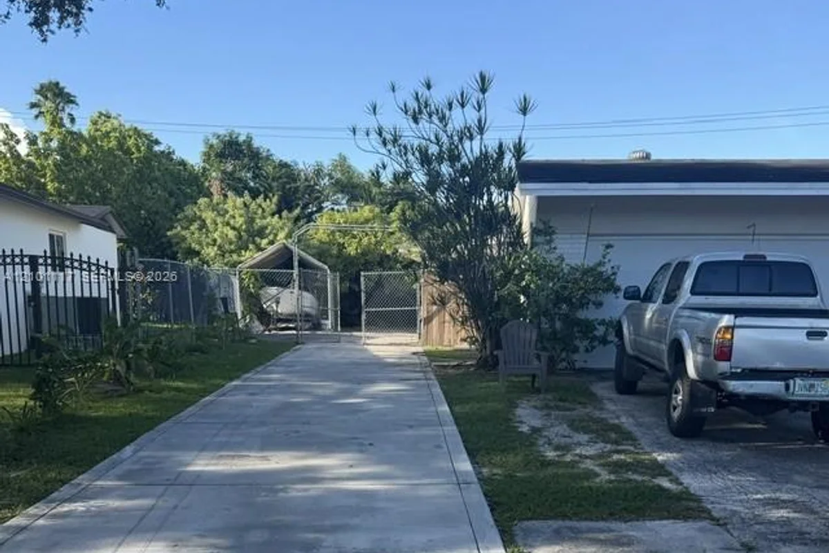 10541 SW 162nd Ter, Miami: photo 1 of 14