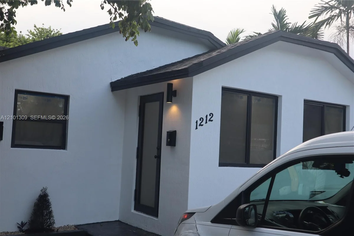 1212 N 22nd Ave, Hollywood: photo 1 of 12
